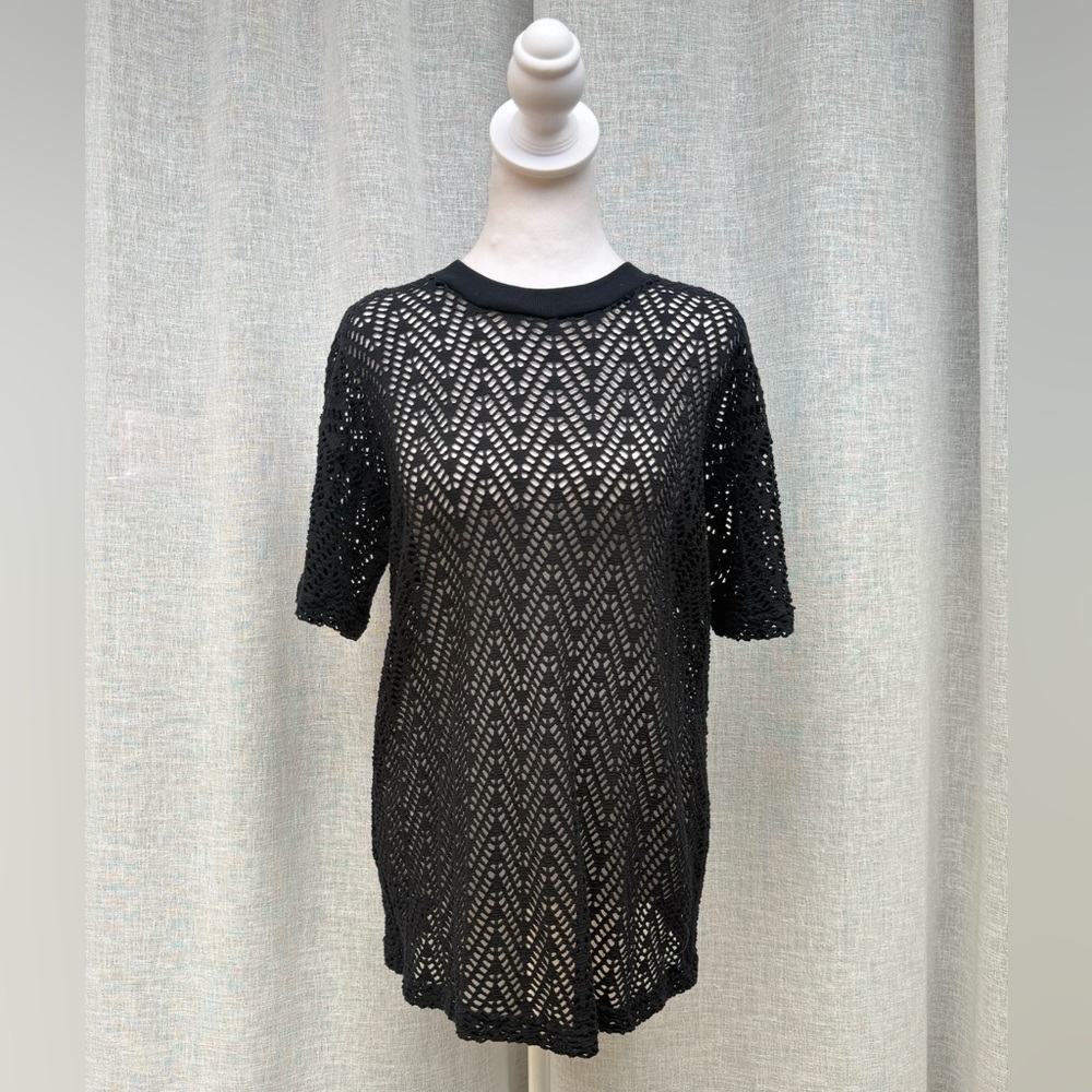 1990 Design Zone black sheer crochet short sleeve t-shirt style crew neck top